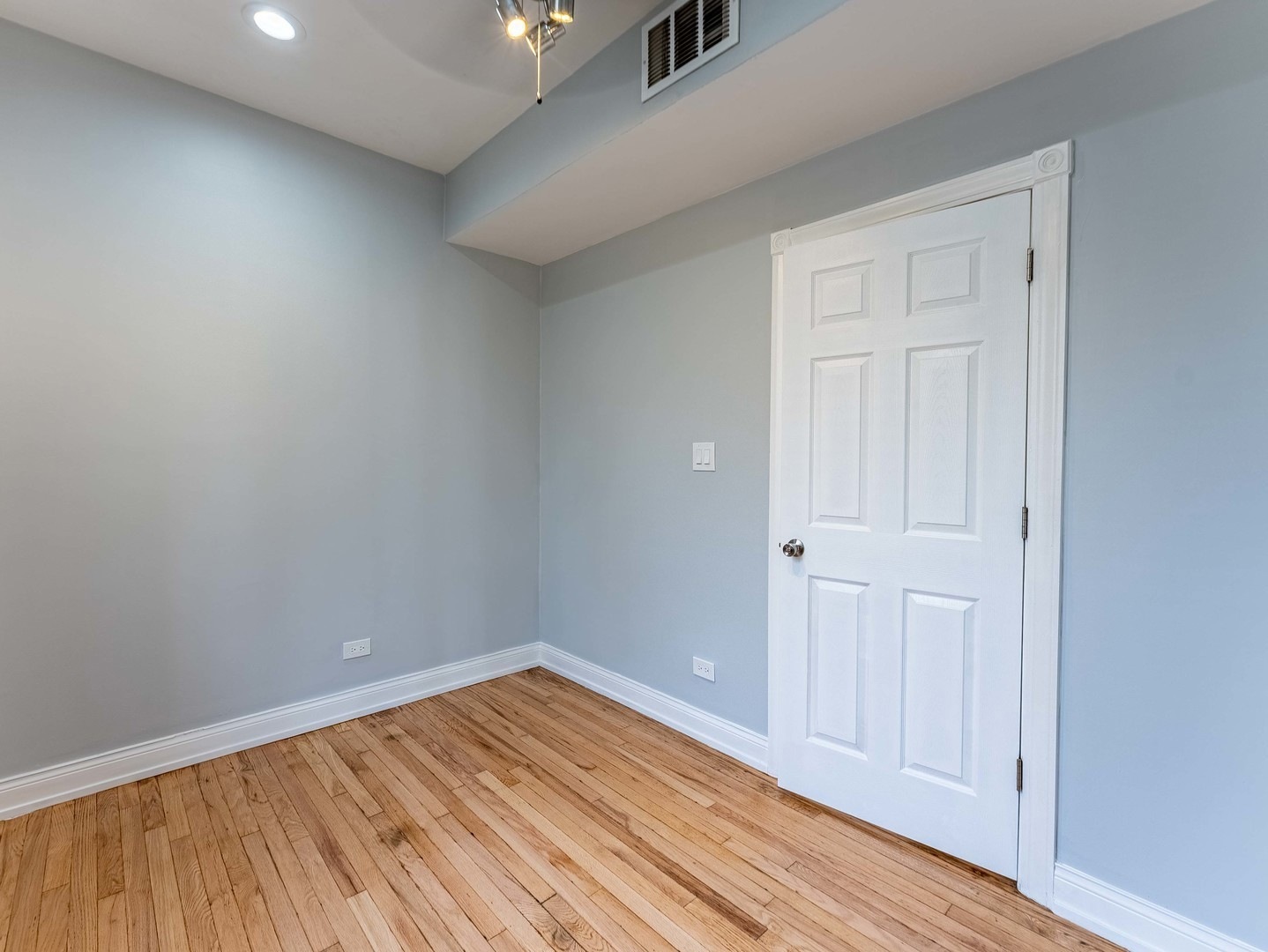 555 N Lawler Avenue 1 Property Photo 9
