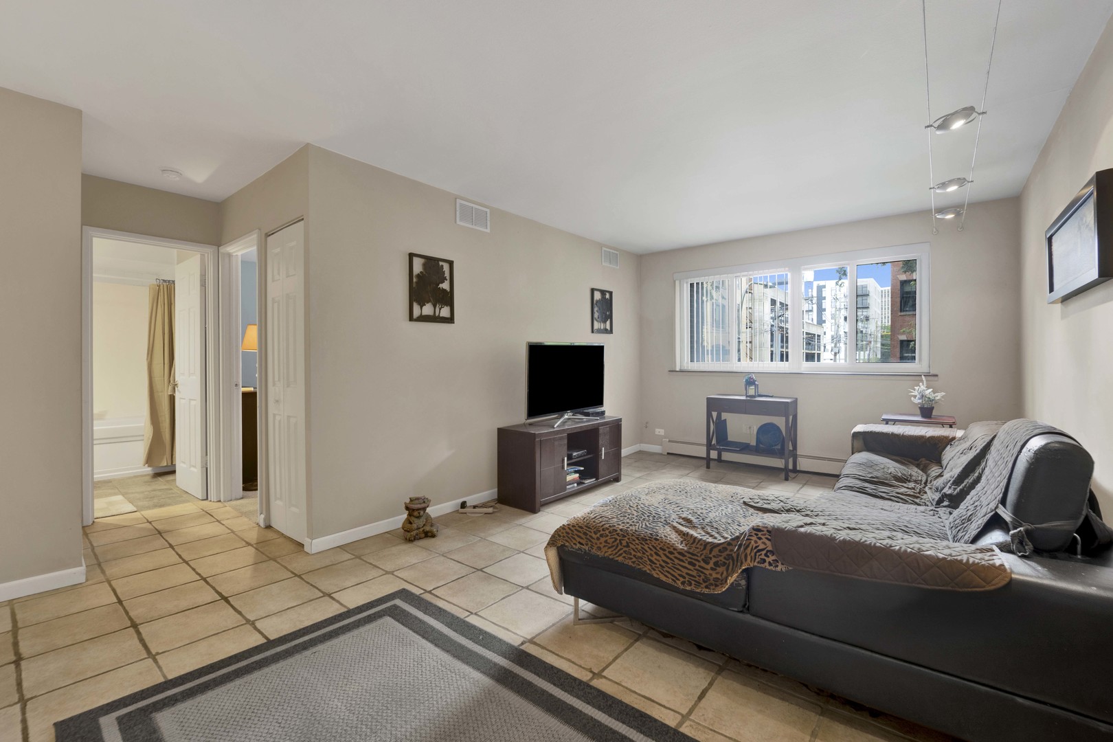 515 W Wrightwood Avenue 202 Property Photo 2