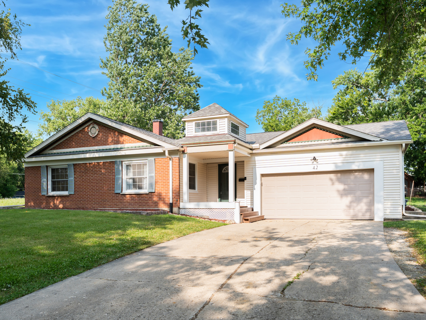42 Circle Dr W Drive Property Photo 1