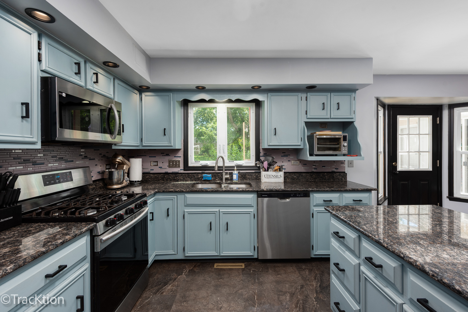 360 Lakeview Drive Property Photo 4