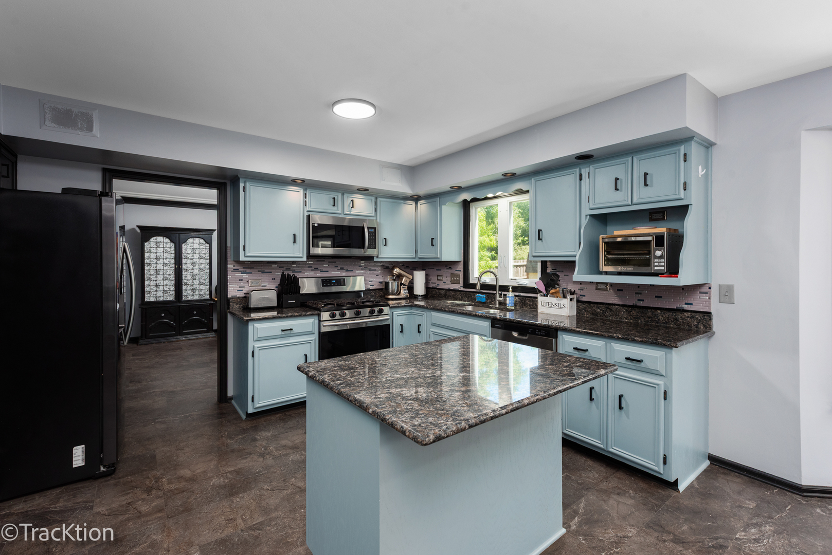 360 Lakeview Drive Property Photo 5