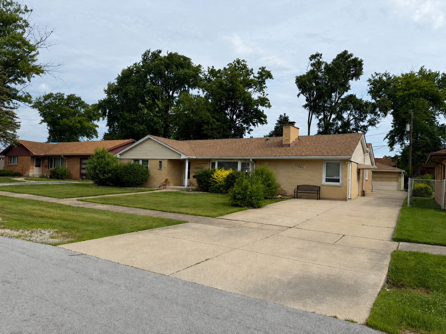6926 W 115th Place Property Photo 3