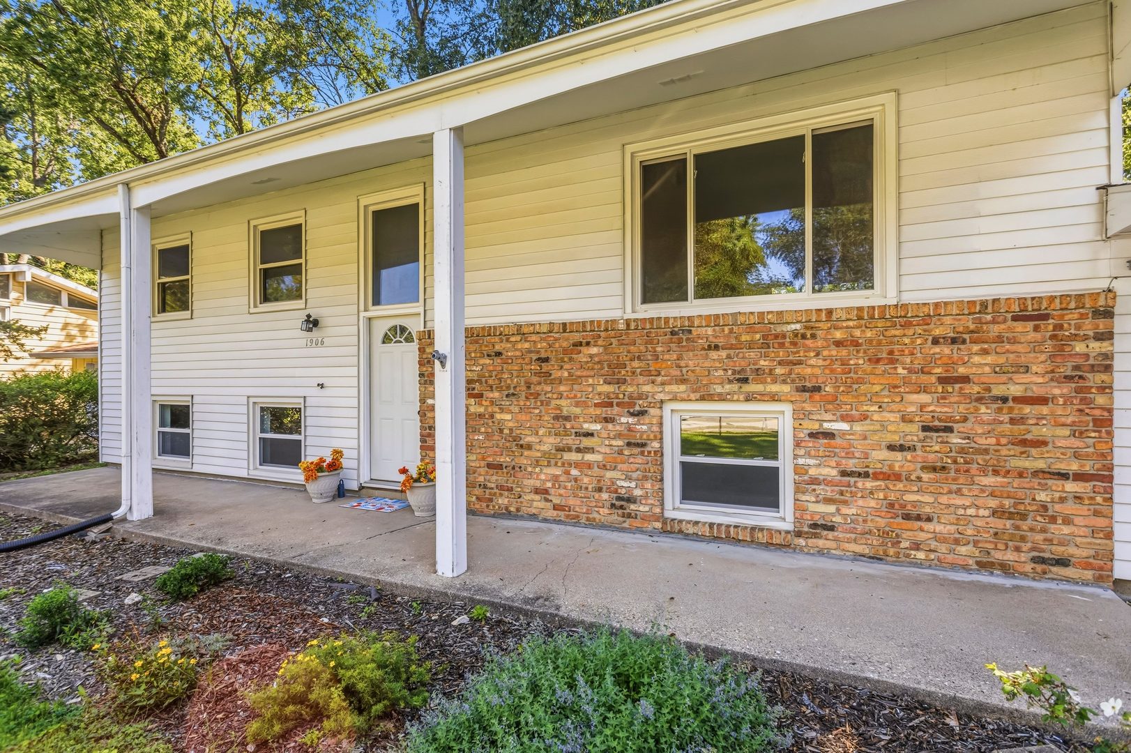 1906 Crescent Drive Property Photo 3