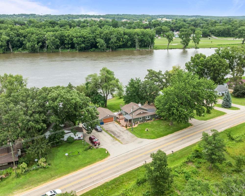 7456 N River Road Property Photo 1