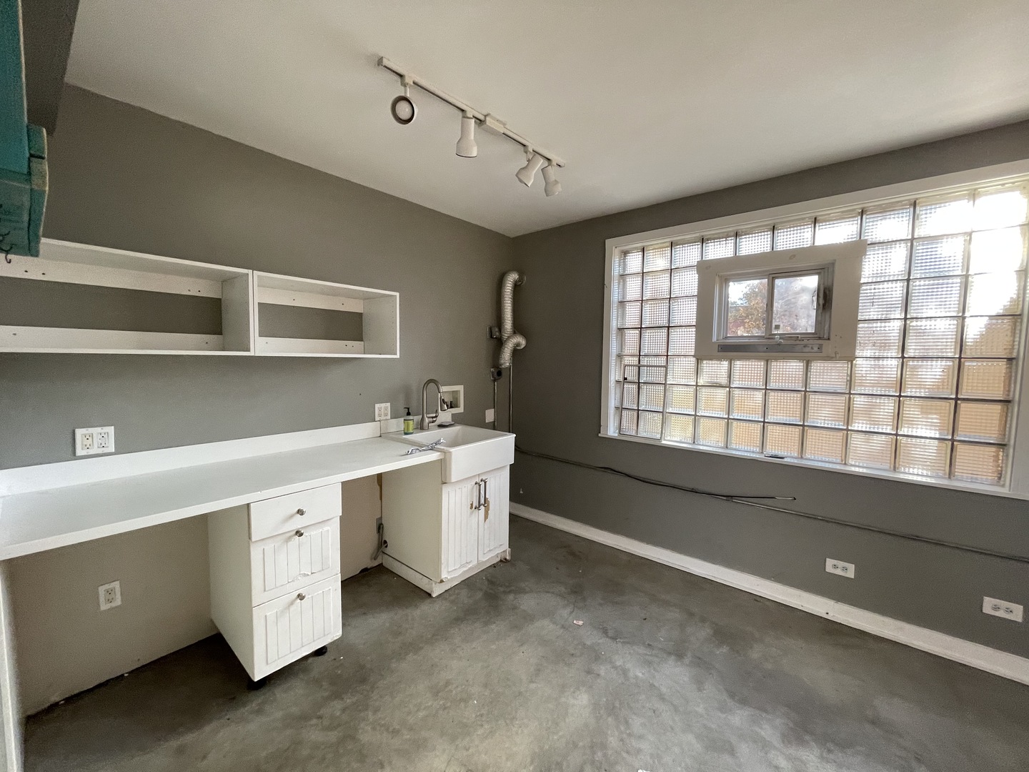 2227 W Belmont Avenue Property Photo 14