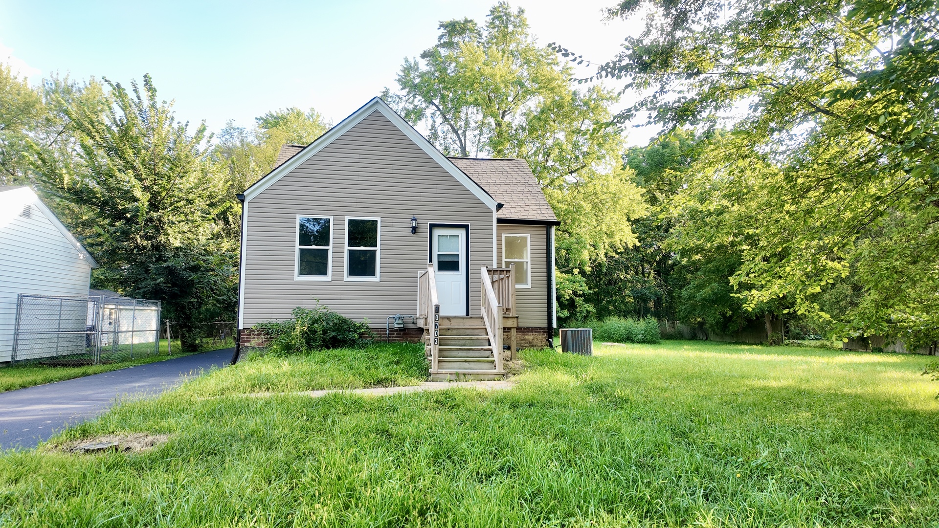 10703 W Woodland Avenue Property Photo 1