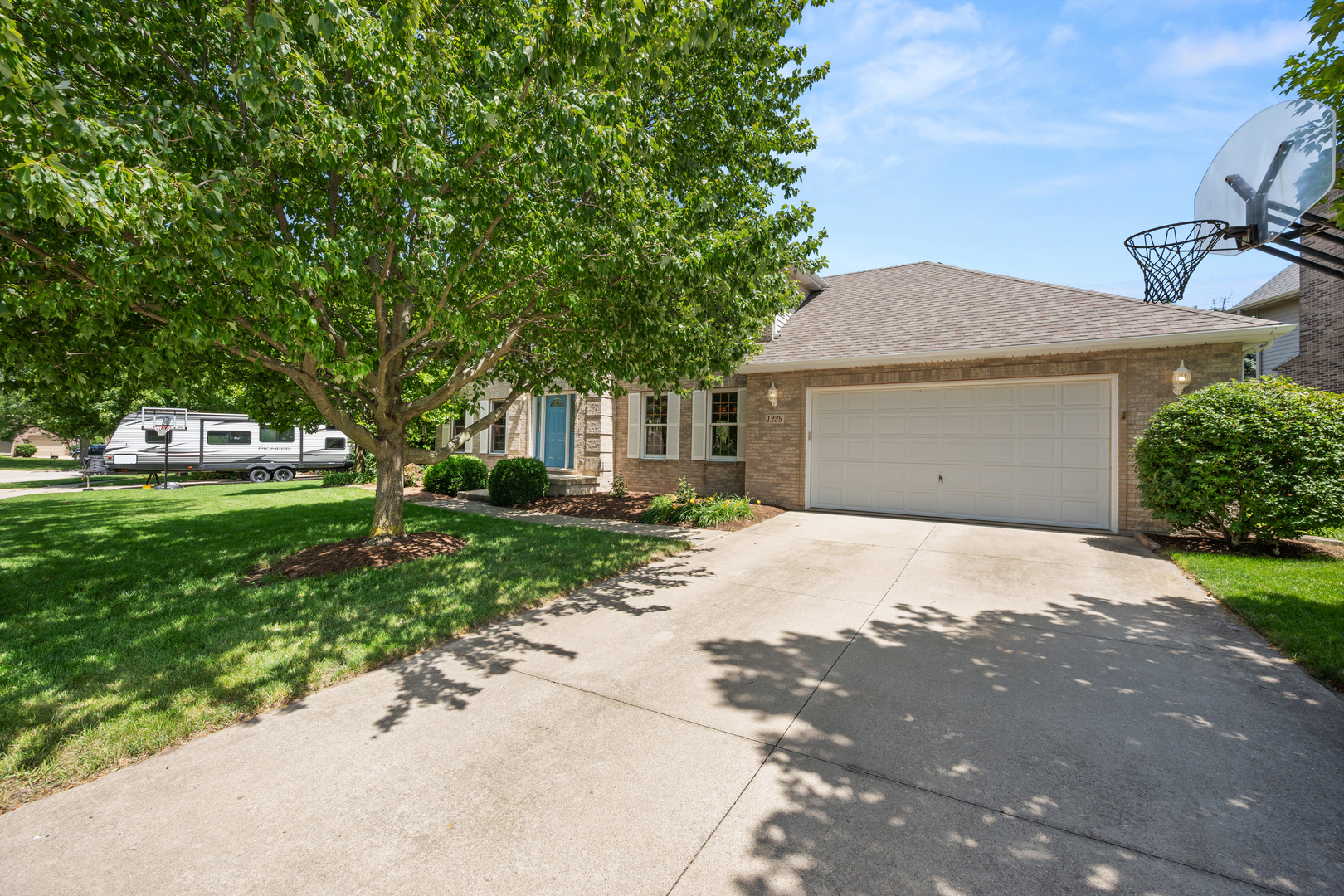 1239 Yorkshire Drive Property Photo 3