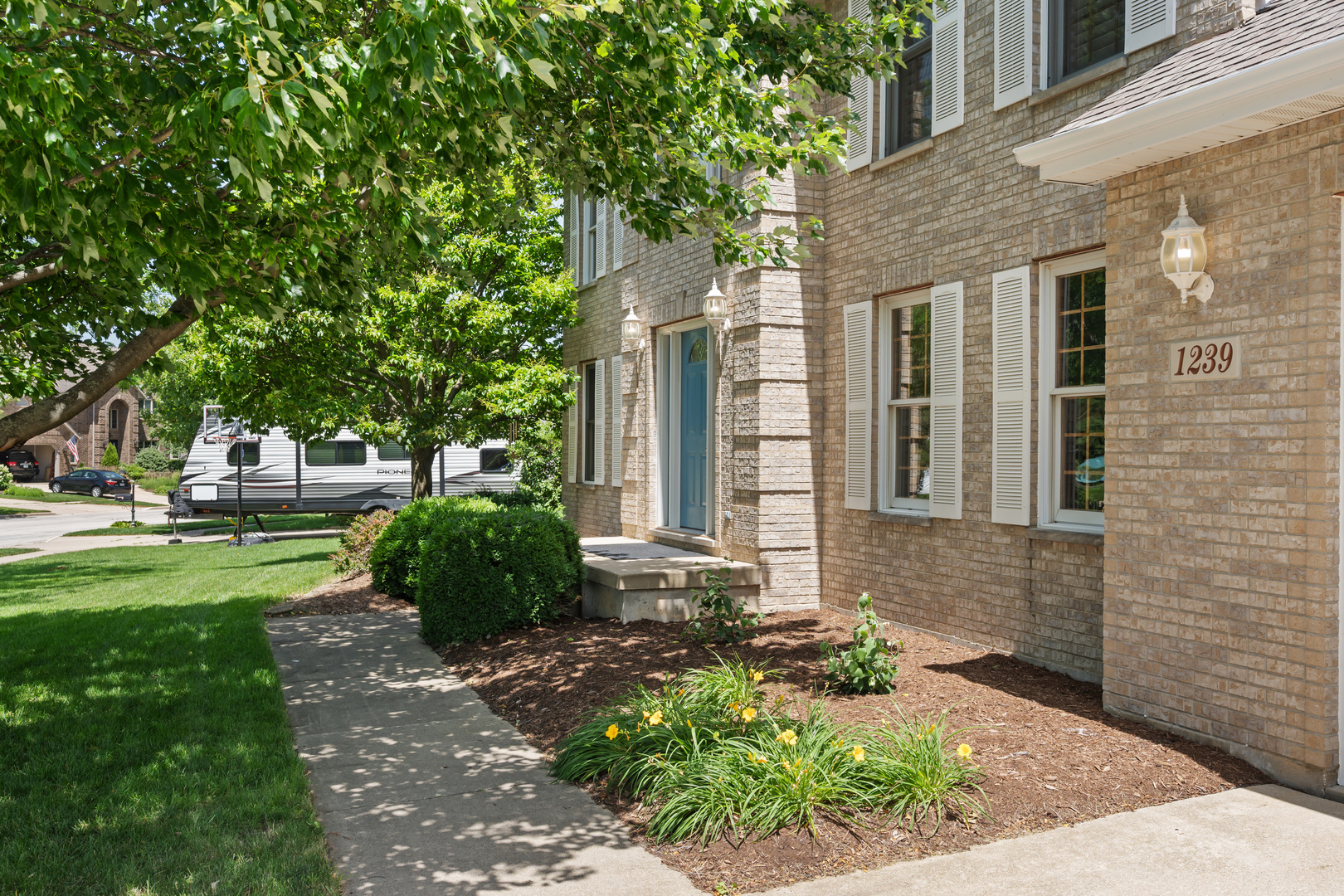 1239 Yorkshire Drive Property Photo 4