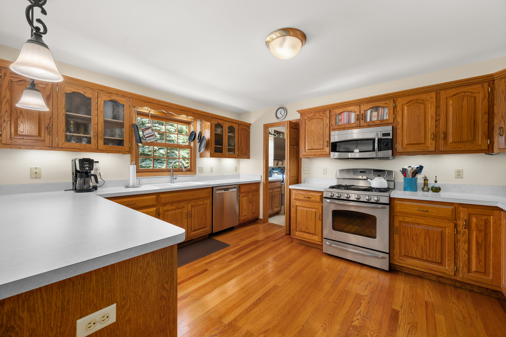 1239 Yorkshire Drive Property Photo 10