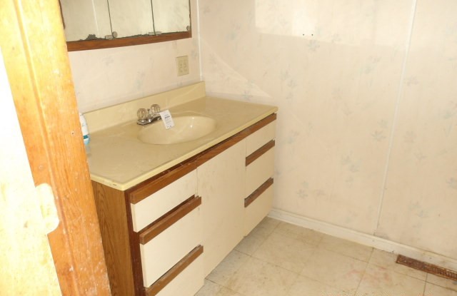 800 E 3rd Street Property Photo 5