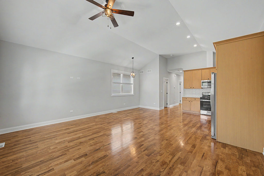 555 N Springfield Avenue Property Photo 4