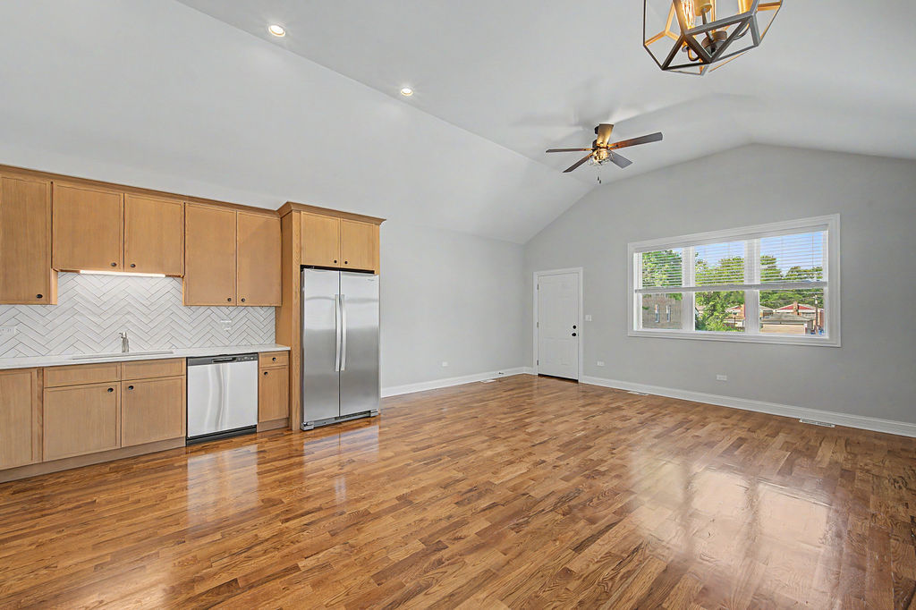 555 N Springfield Avenue Property Photo 6