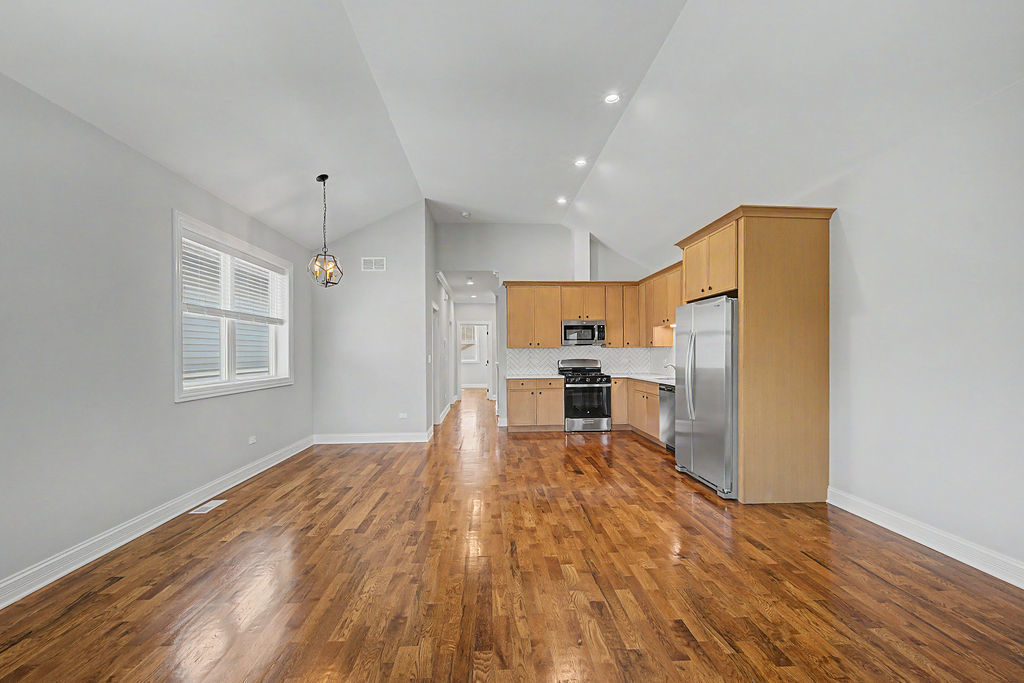 555 N Springfield Avenue Property Photo 8