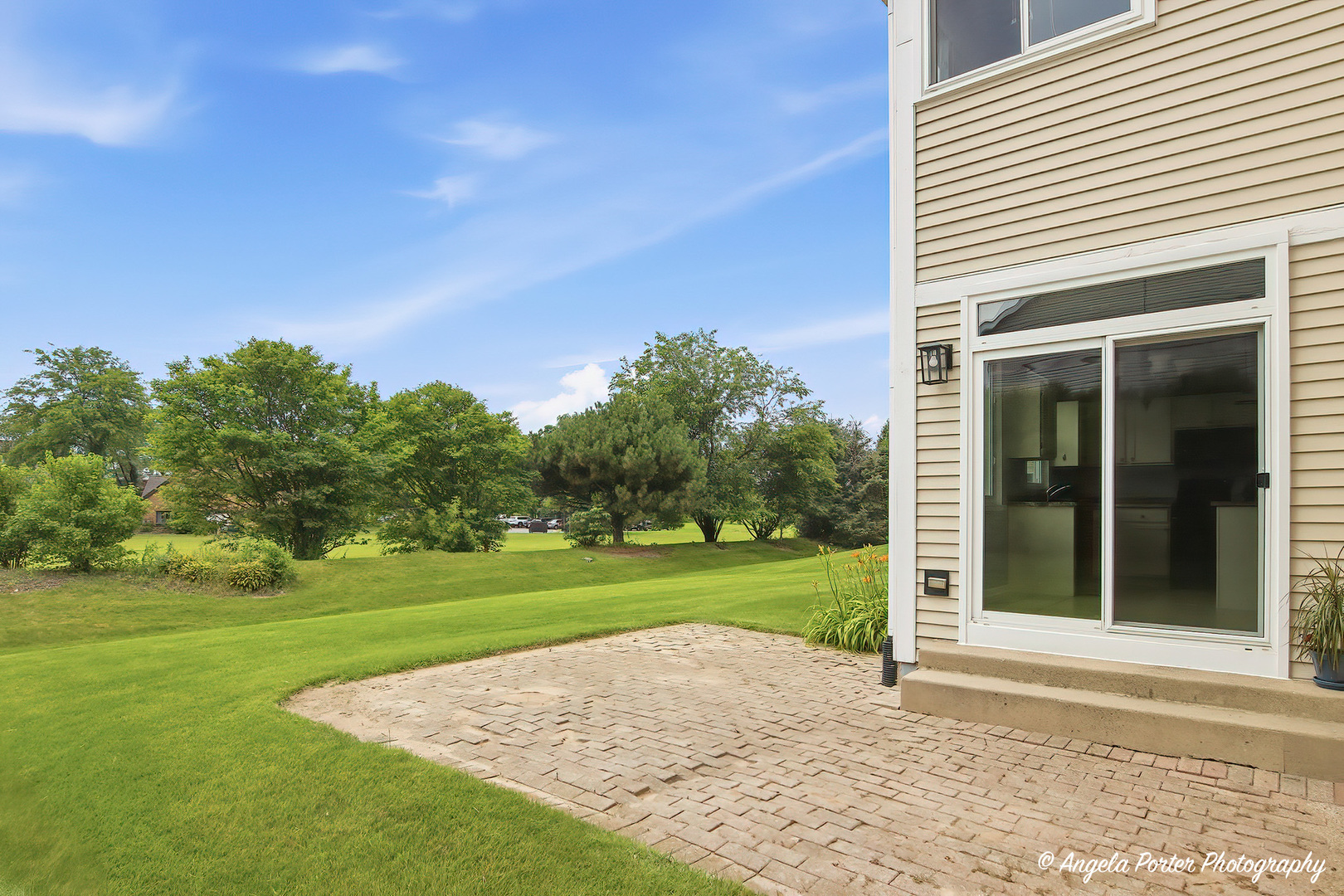331 Hampton Court Property Photo 4