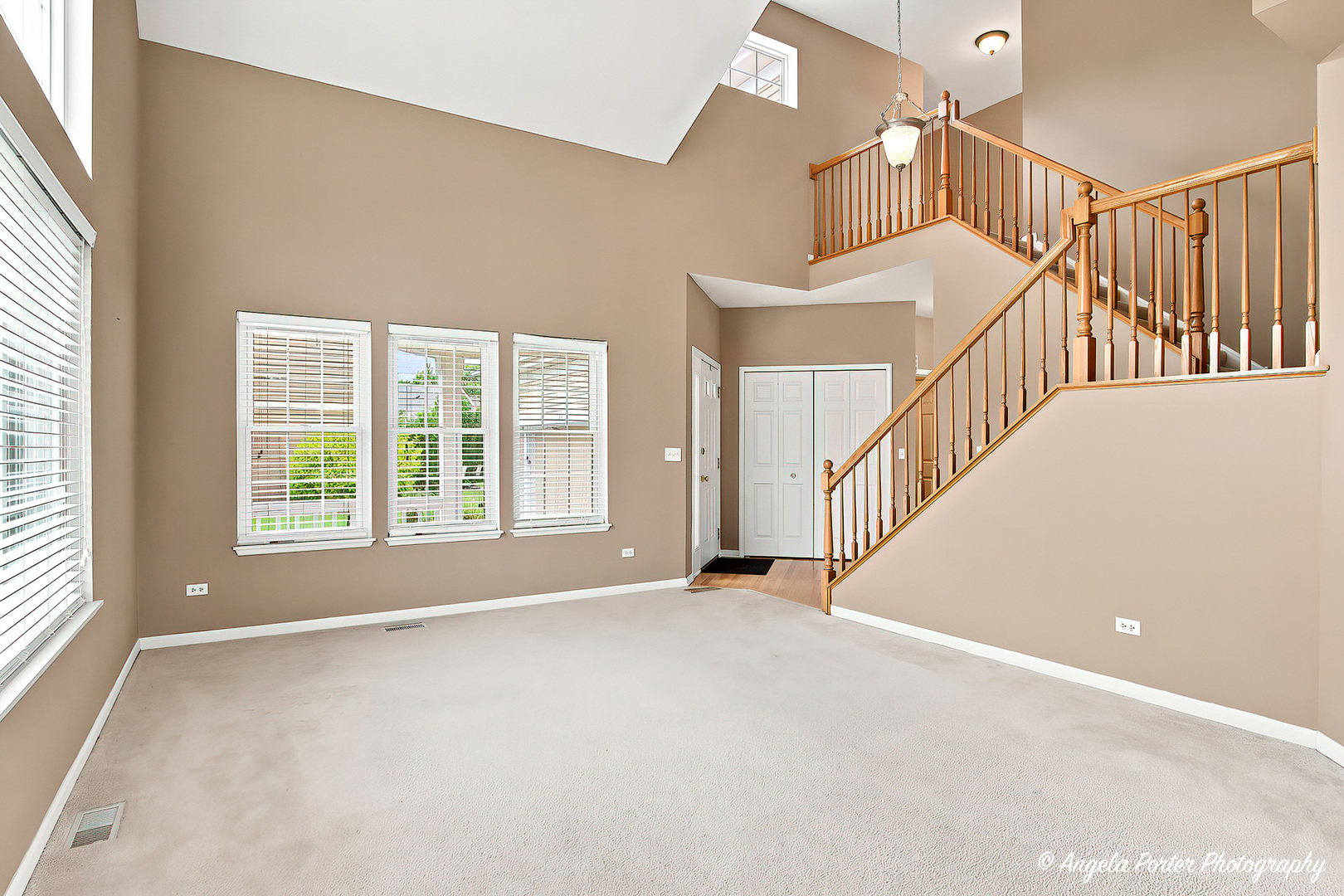 331 Hampton Court Property Photo 8