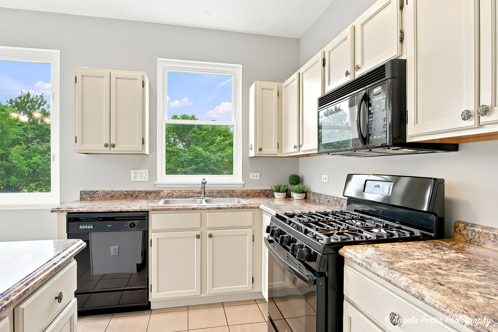 331 Hampton Court Property Photo 17
