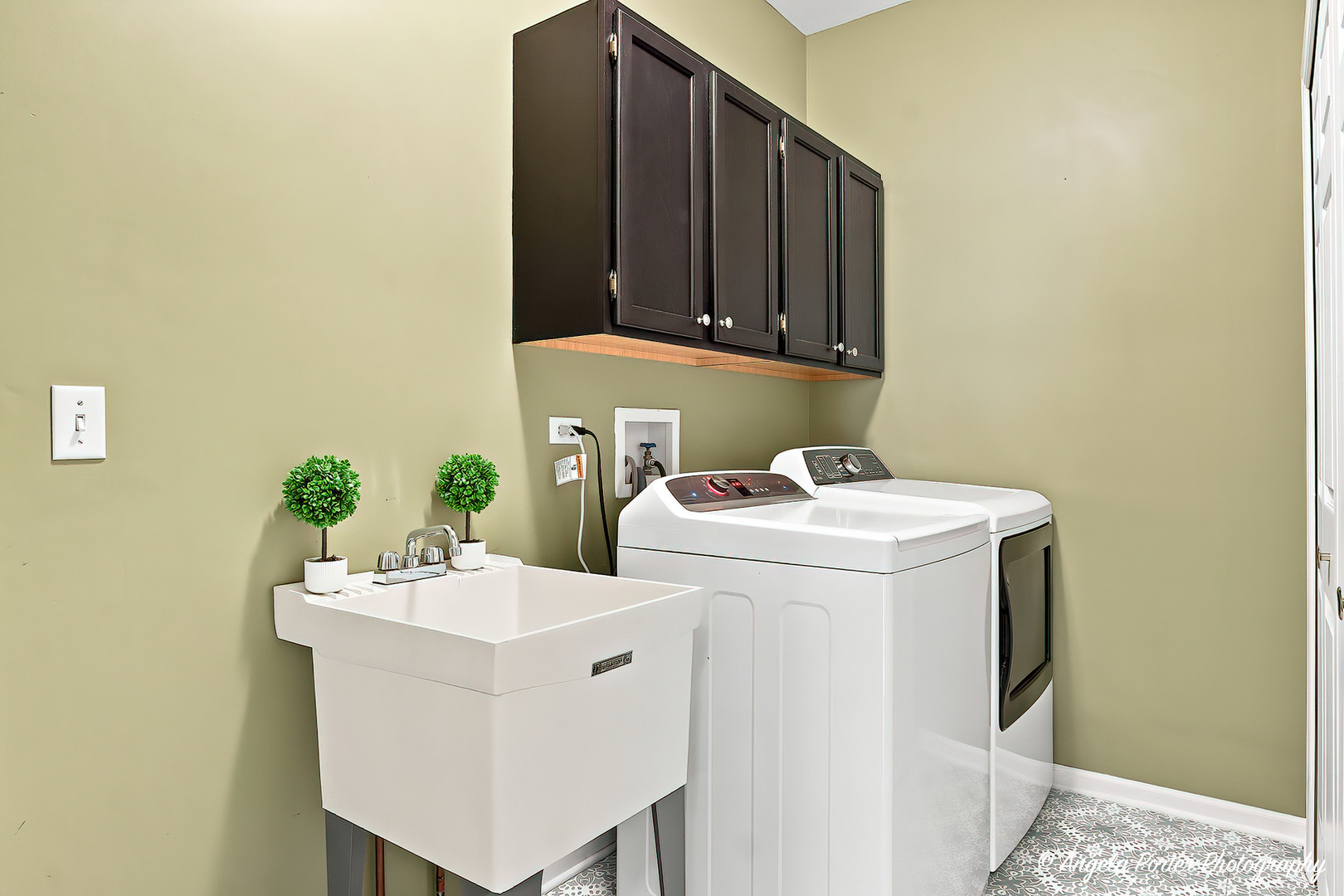 331 Hampton Court Property Photo 25