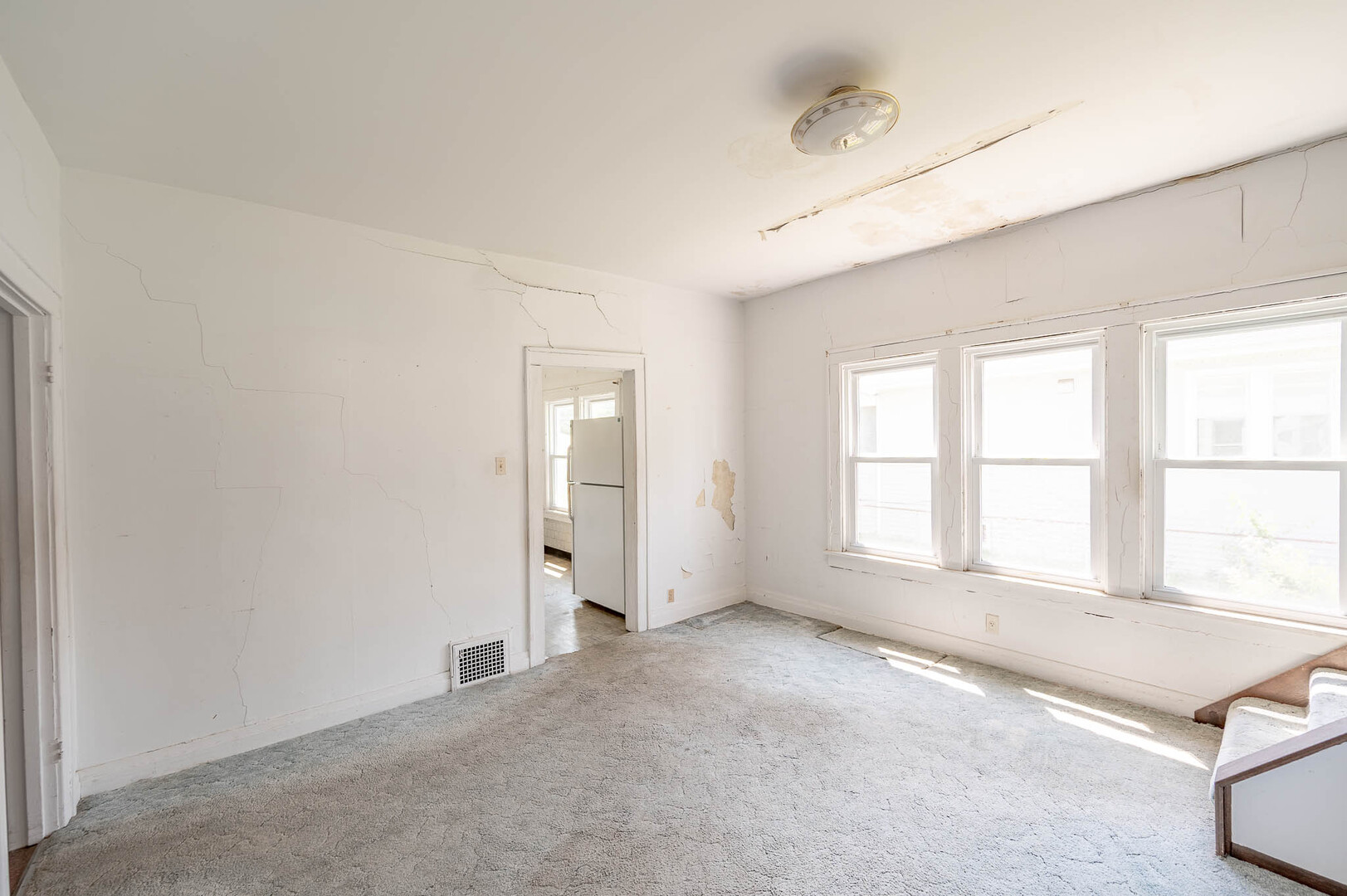 14947 Hamlin Avenue Property Photo 4