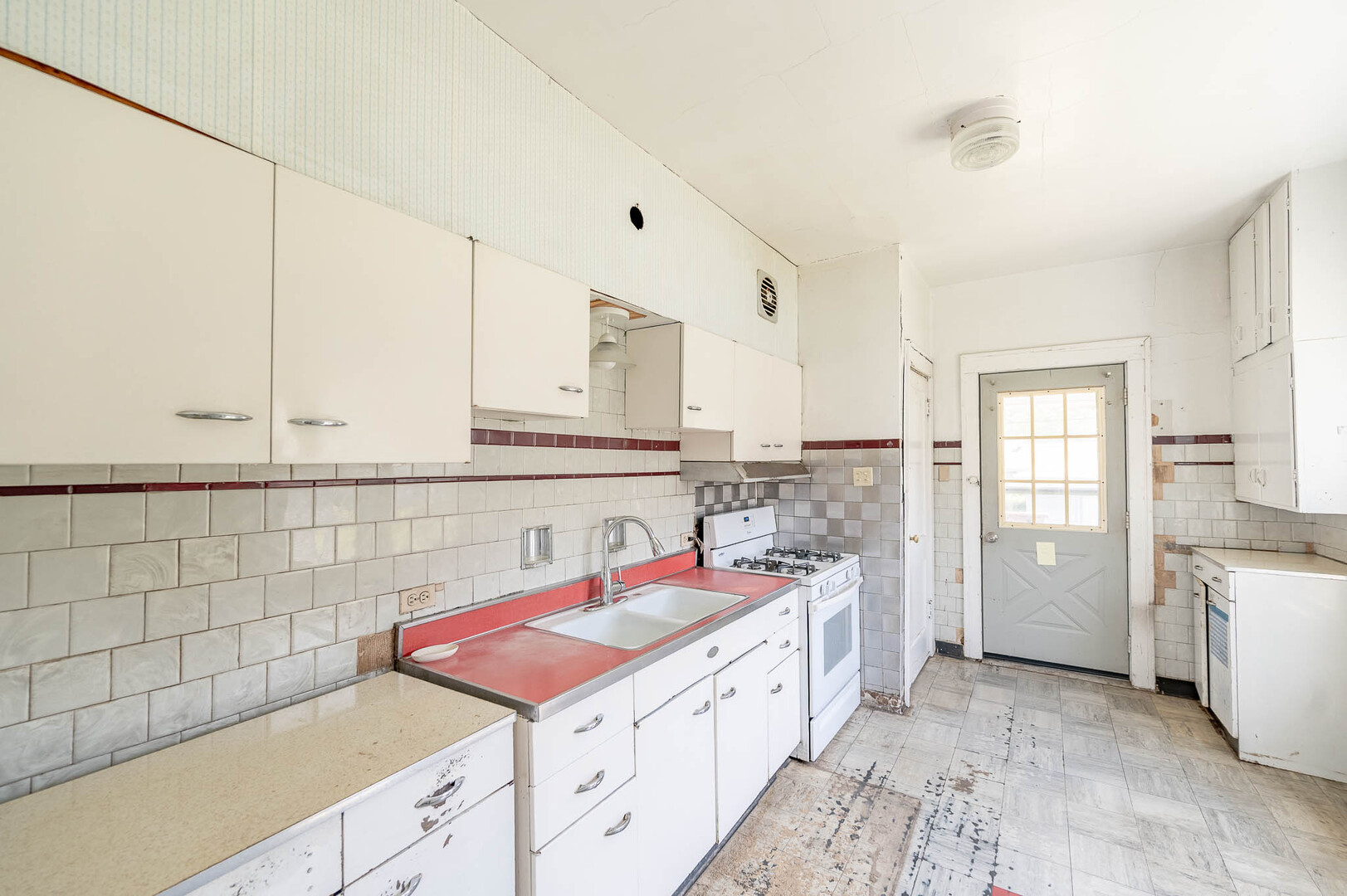 14947 Hamlin Avenue Property Photo 6