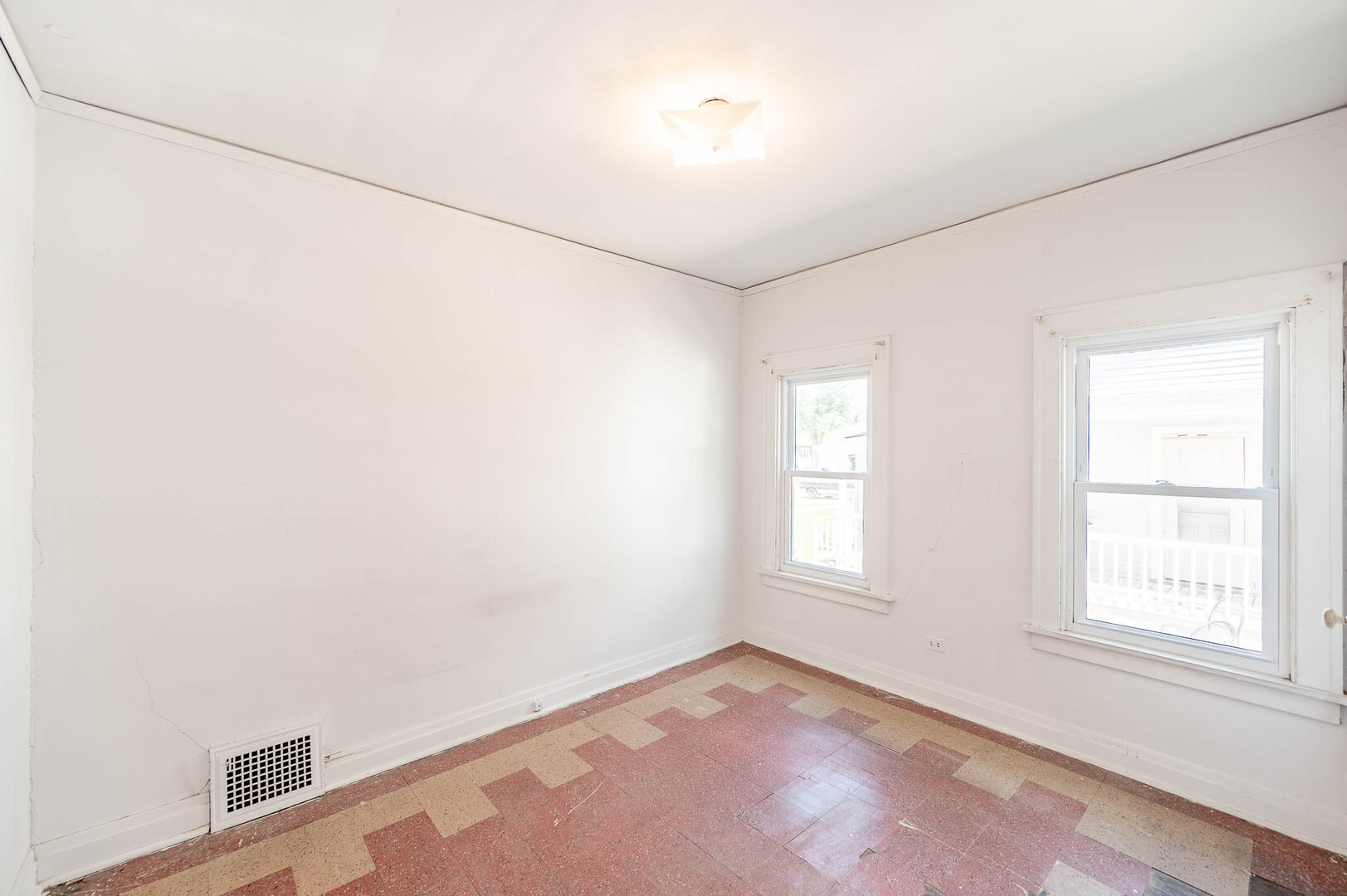 14947 Hamlin Avenue Property Photo 7