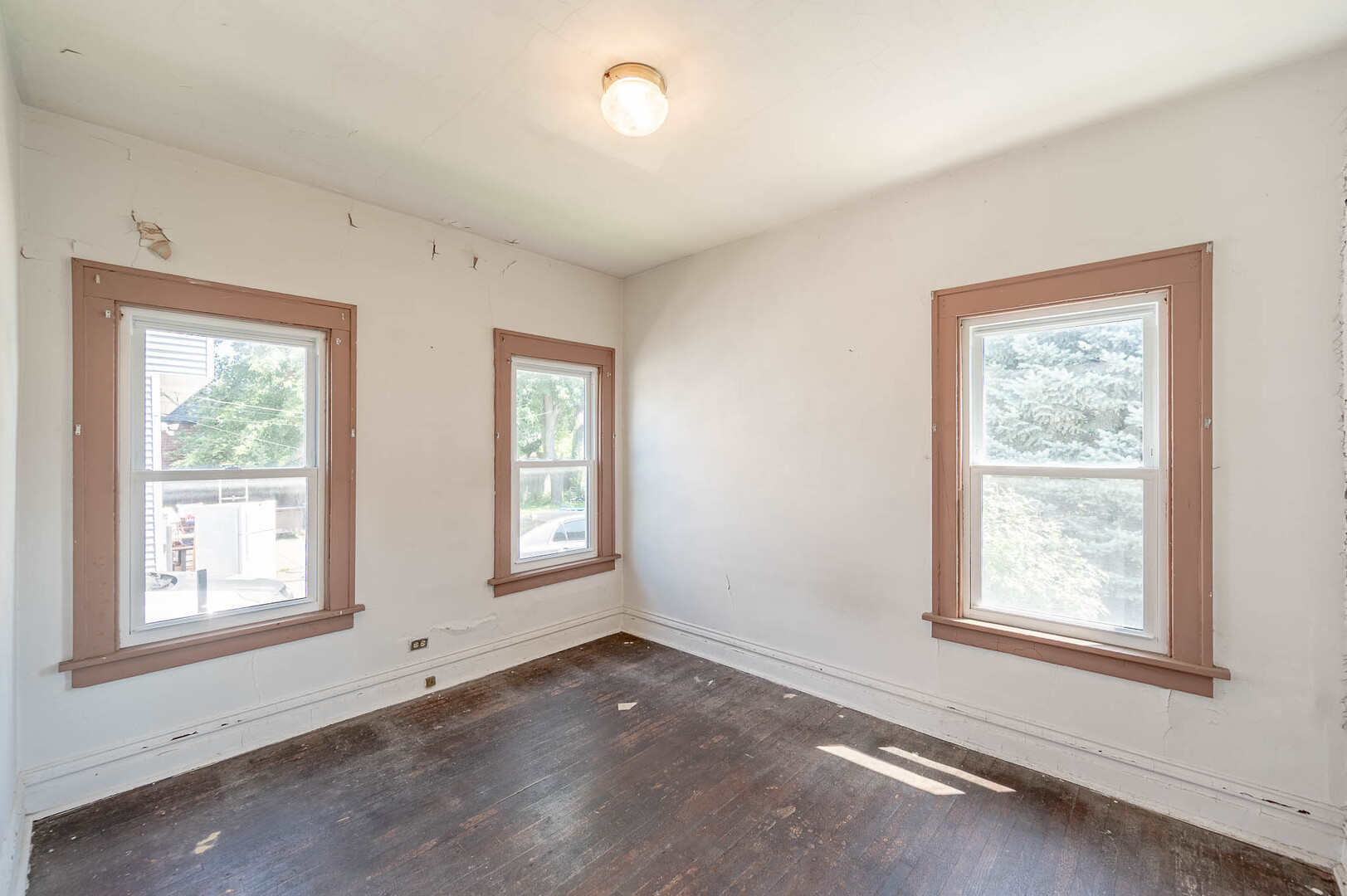 14947 Hamlin Avenue Property Photo 8