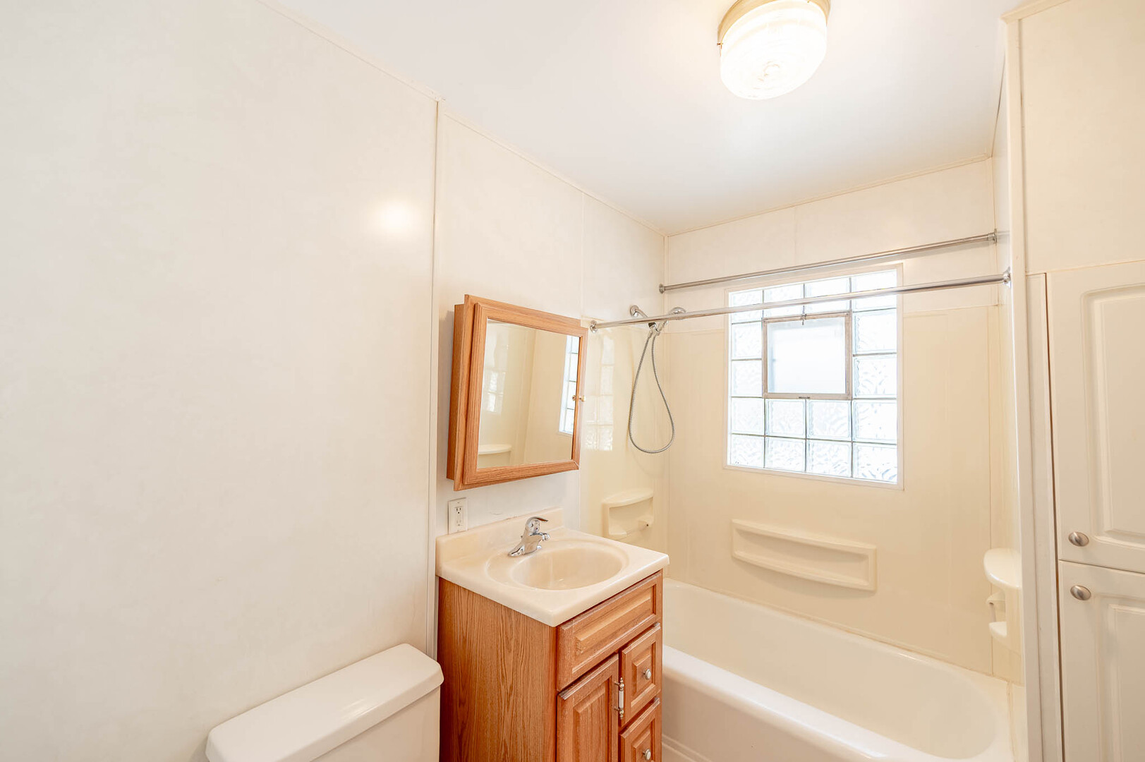 14947 Hamlin Avenue Property Photo 9
