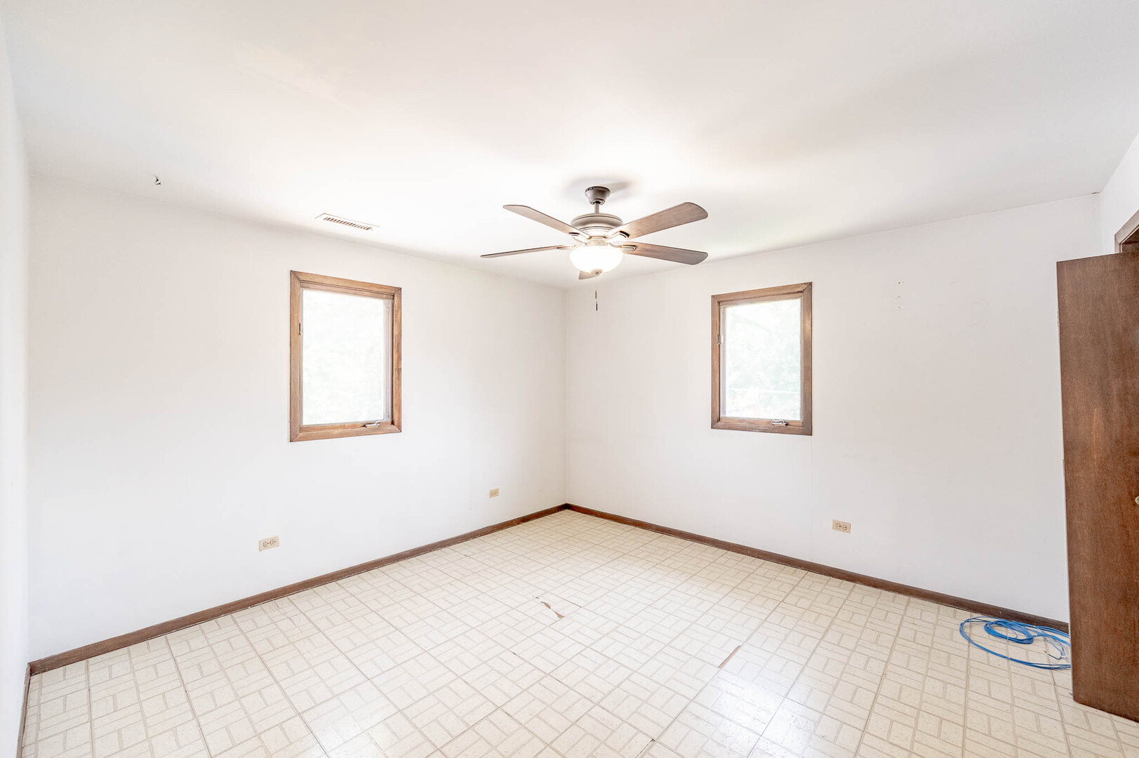 14947 Hamlin Avenue Property Photo 12
