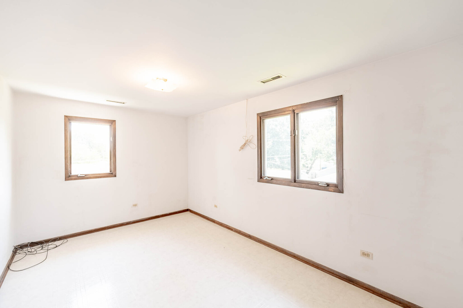 14947 Hamlin Avenue Property Photo 13