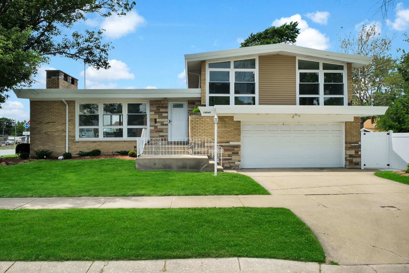 14940 Oak Street Property Photo 1