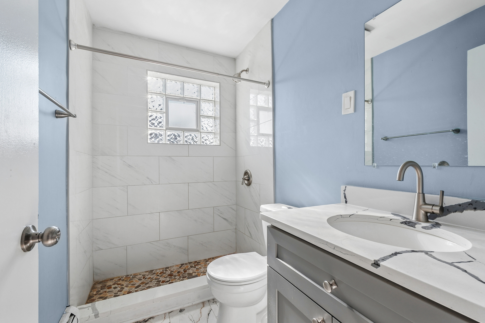 6050 N Washtenaw Avenue Property Photo 6