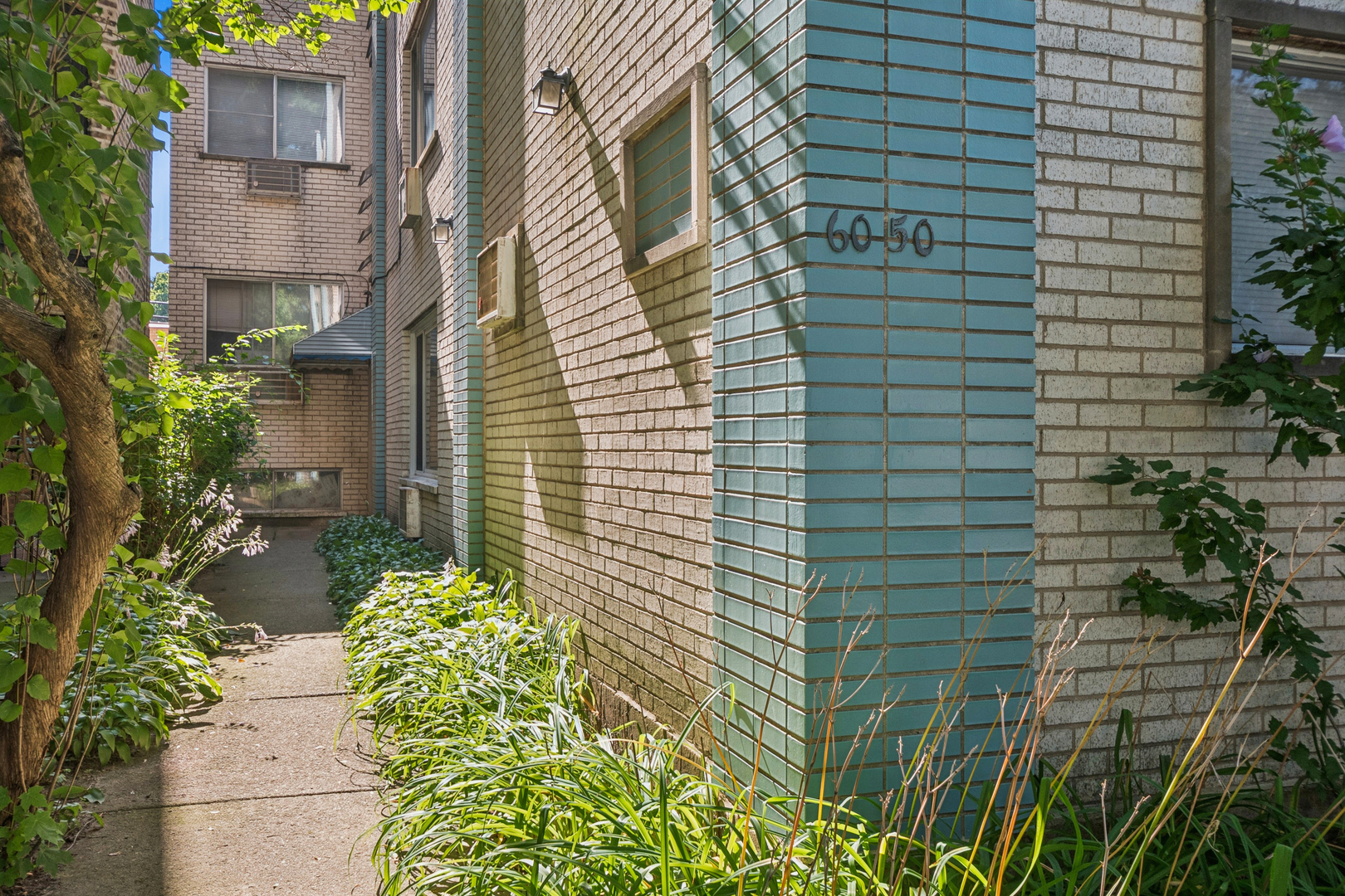 6050 N Washtenaw Avenue Property Photo 9