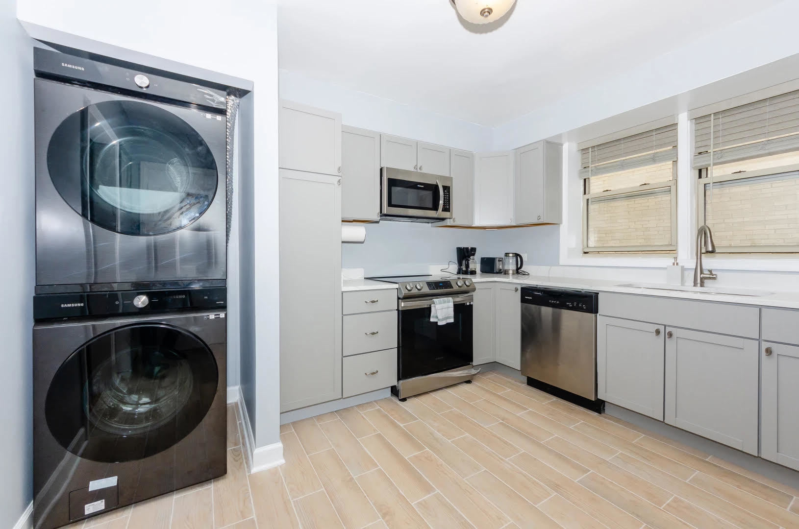 6128 N Francisco Avenue Property Photo 9