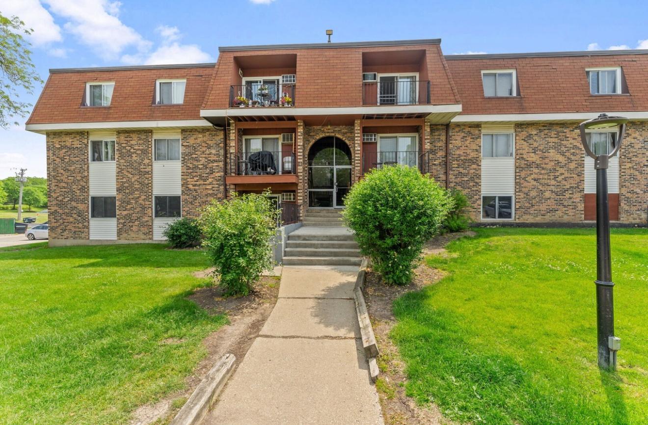 1195 Meadow Lane 114 Property Photo 1