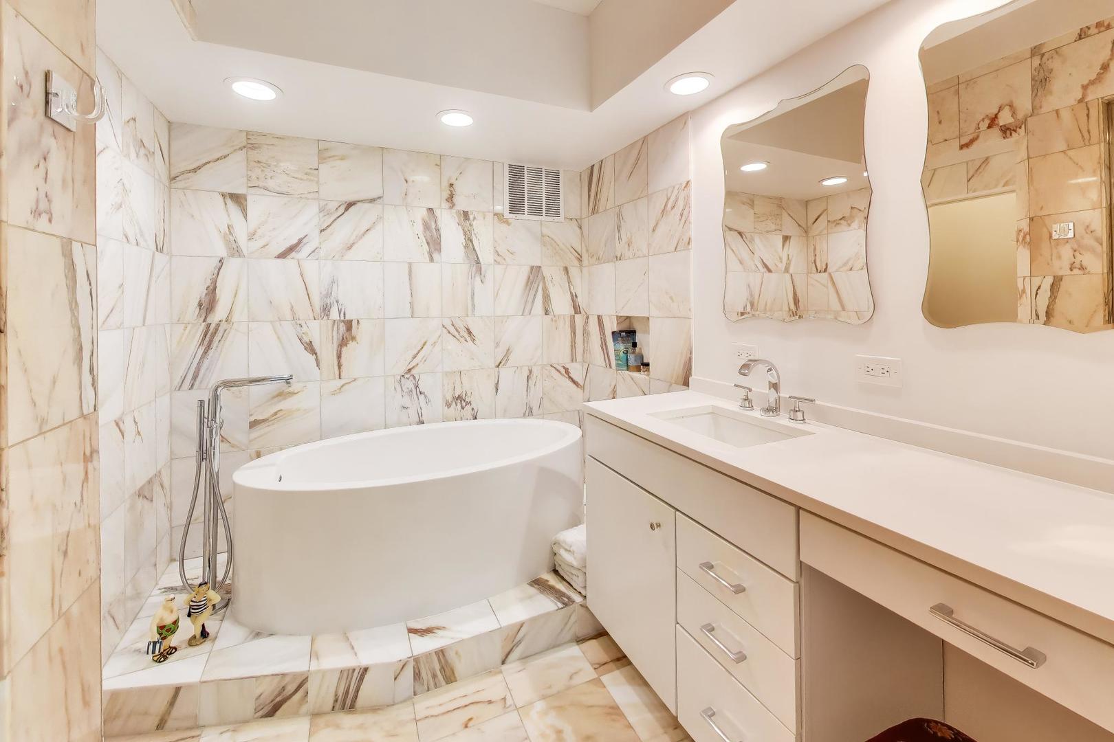 1100 N Lake Shore Drive 27b Property Photo 25