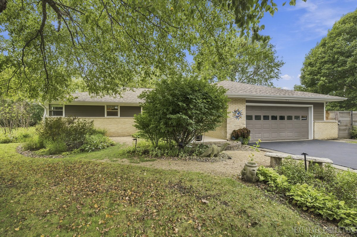24 W Stonegate Drive Property Photo 1