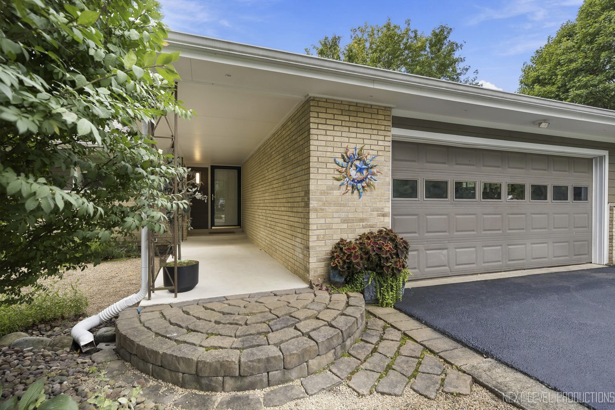 24 W Stonegate Drive Property Photo 2