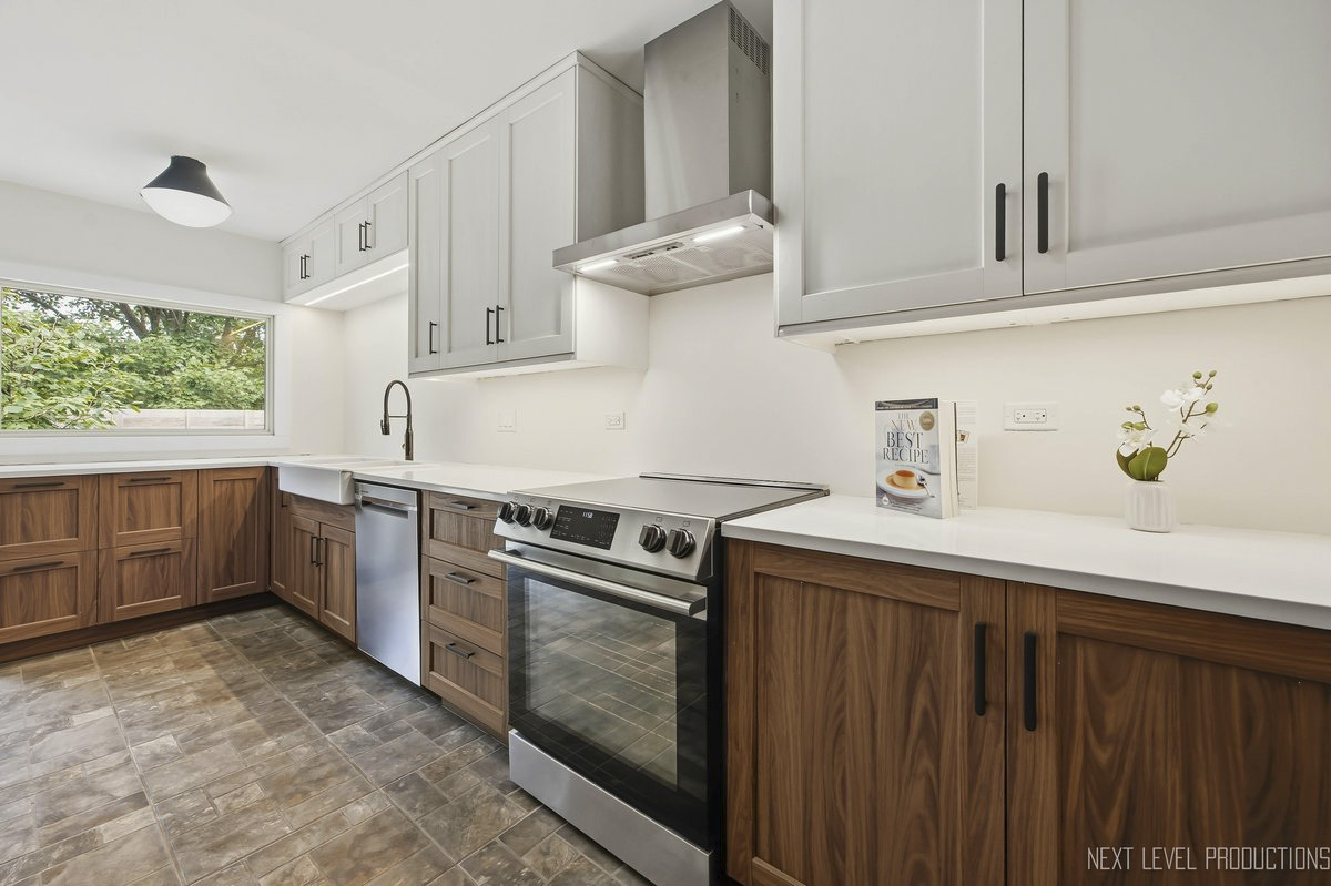 24 W Stonegate Drive Property Photo 5