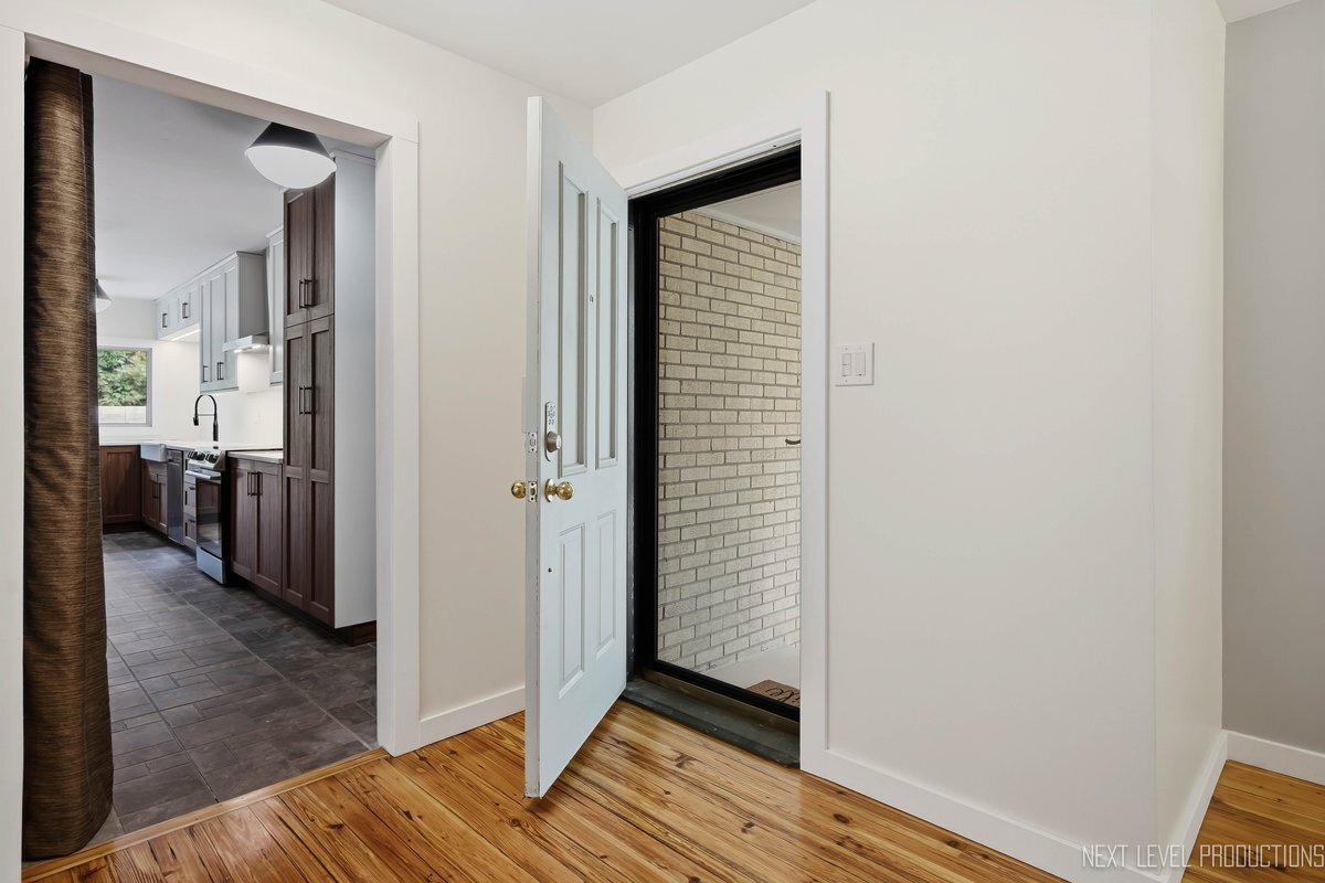 24 W Stonegate Drive Property Photo 8