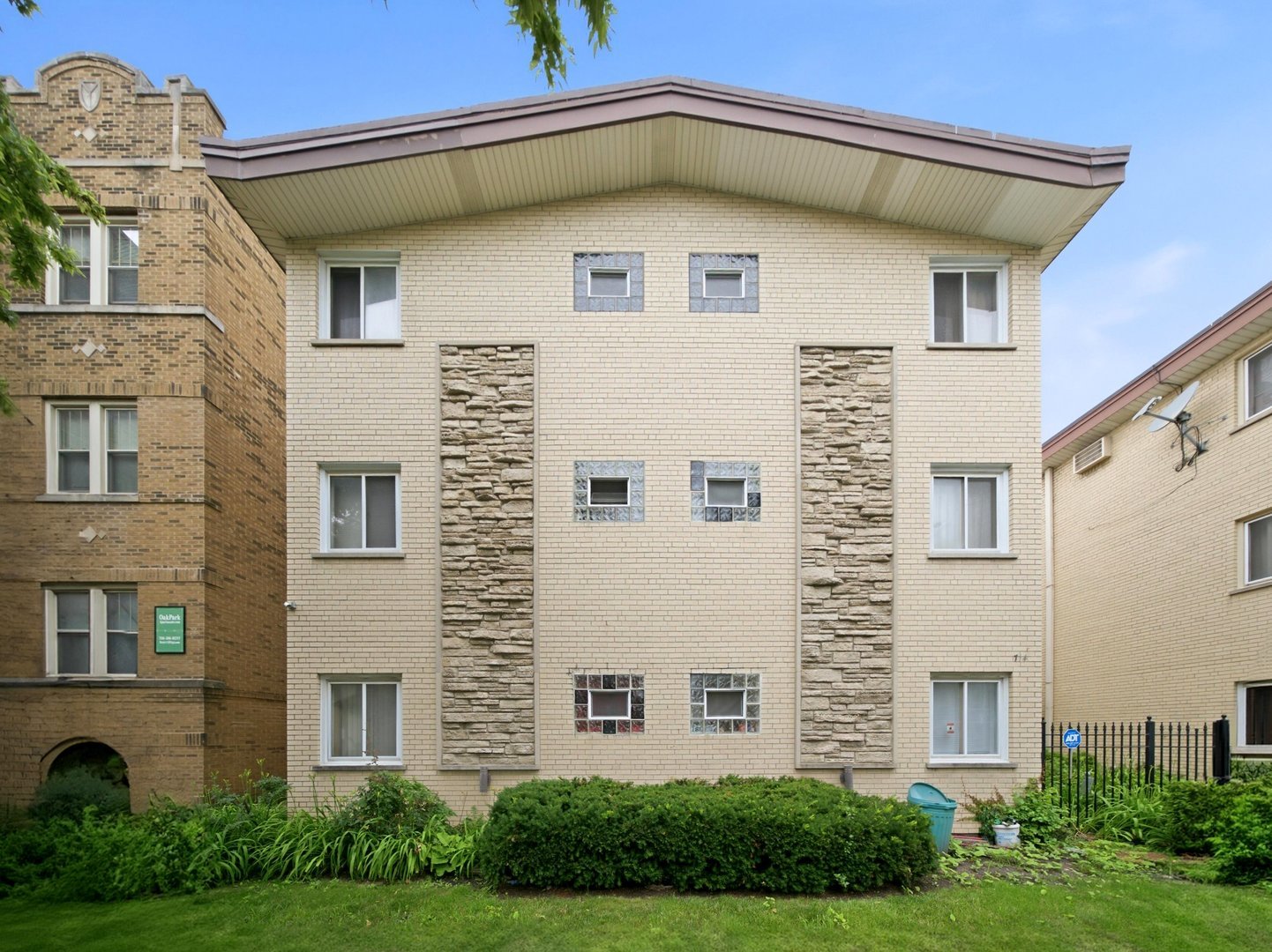 714 N Austin Boulevard 202 Property Photo 1