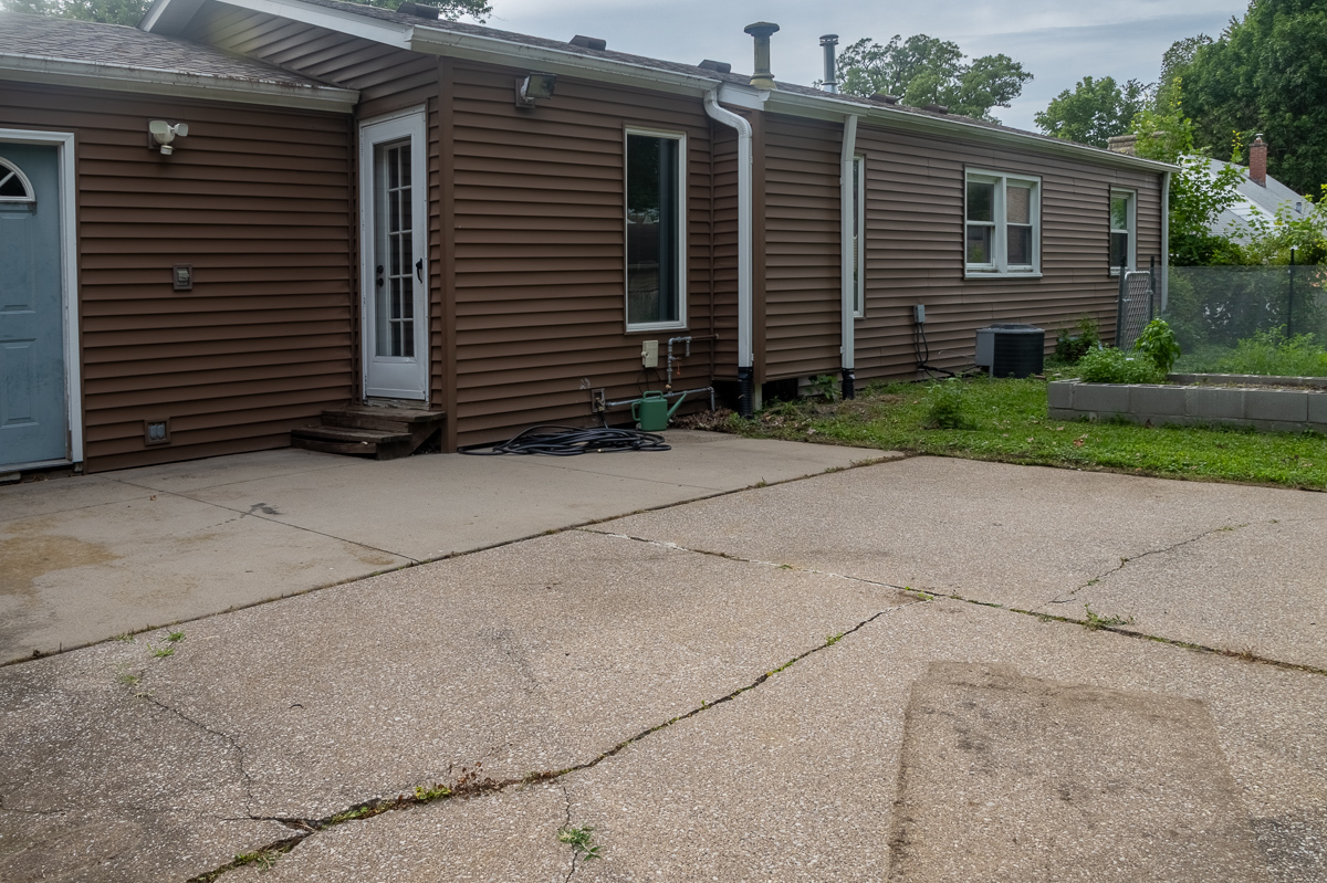 810 42nd Street Property Photo 3