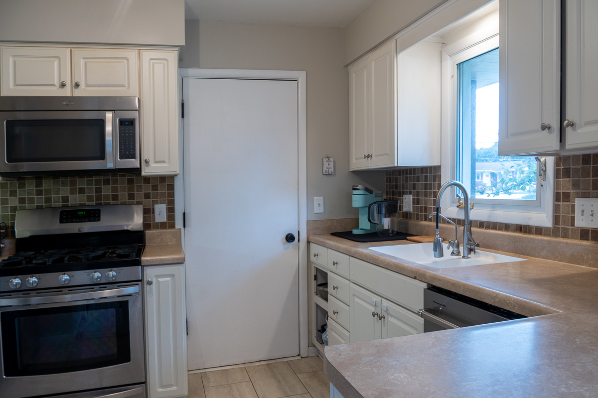 810 42nd Street Property Photo 6