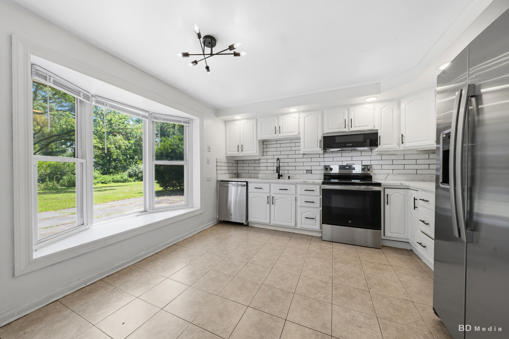 18055 Thomas Lane Property Photo 6