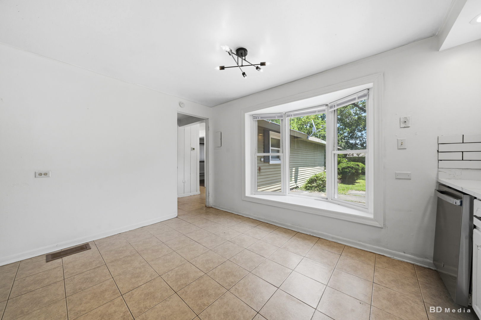 18055 Thomas Lane Property Photo 9