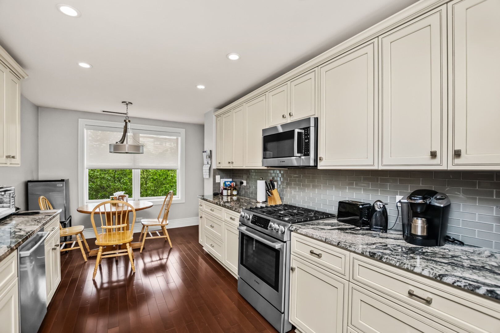 4545 W Touhy Avenue 325w Property Photo 6