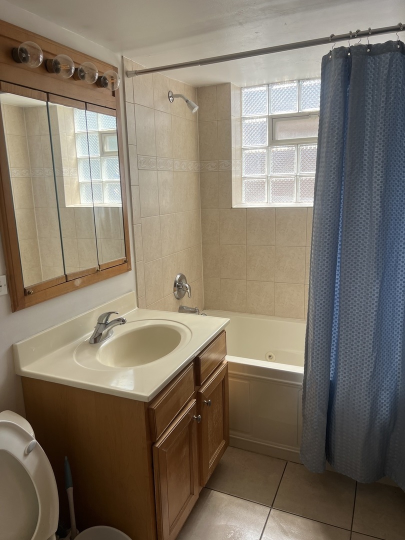 5586 S Archer Avenue 2c Property Photo 6