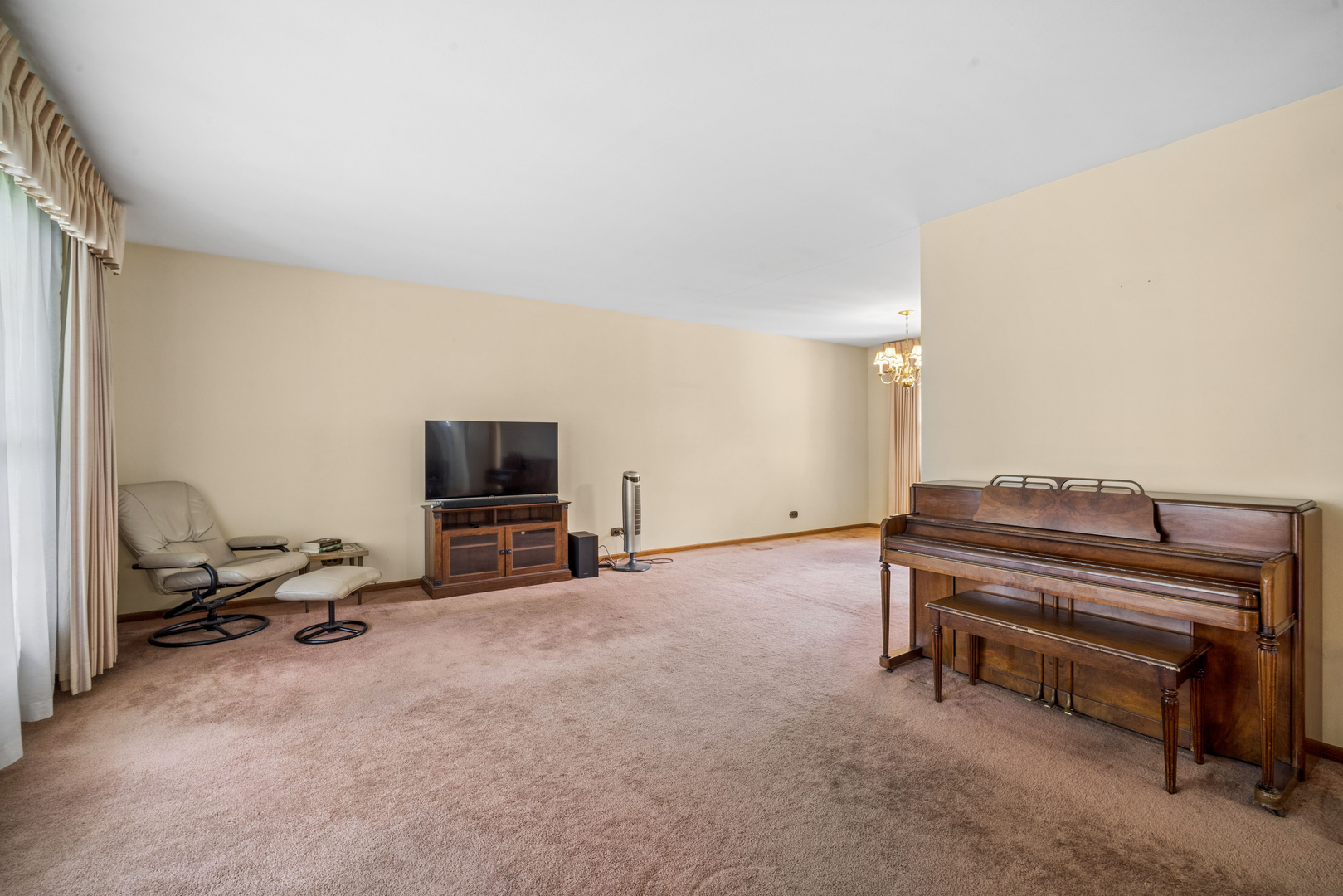 1305 E Sanborn Drive Property Photo 4