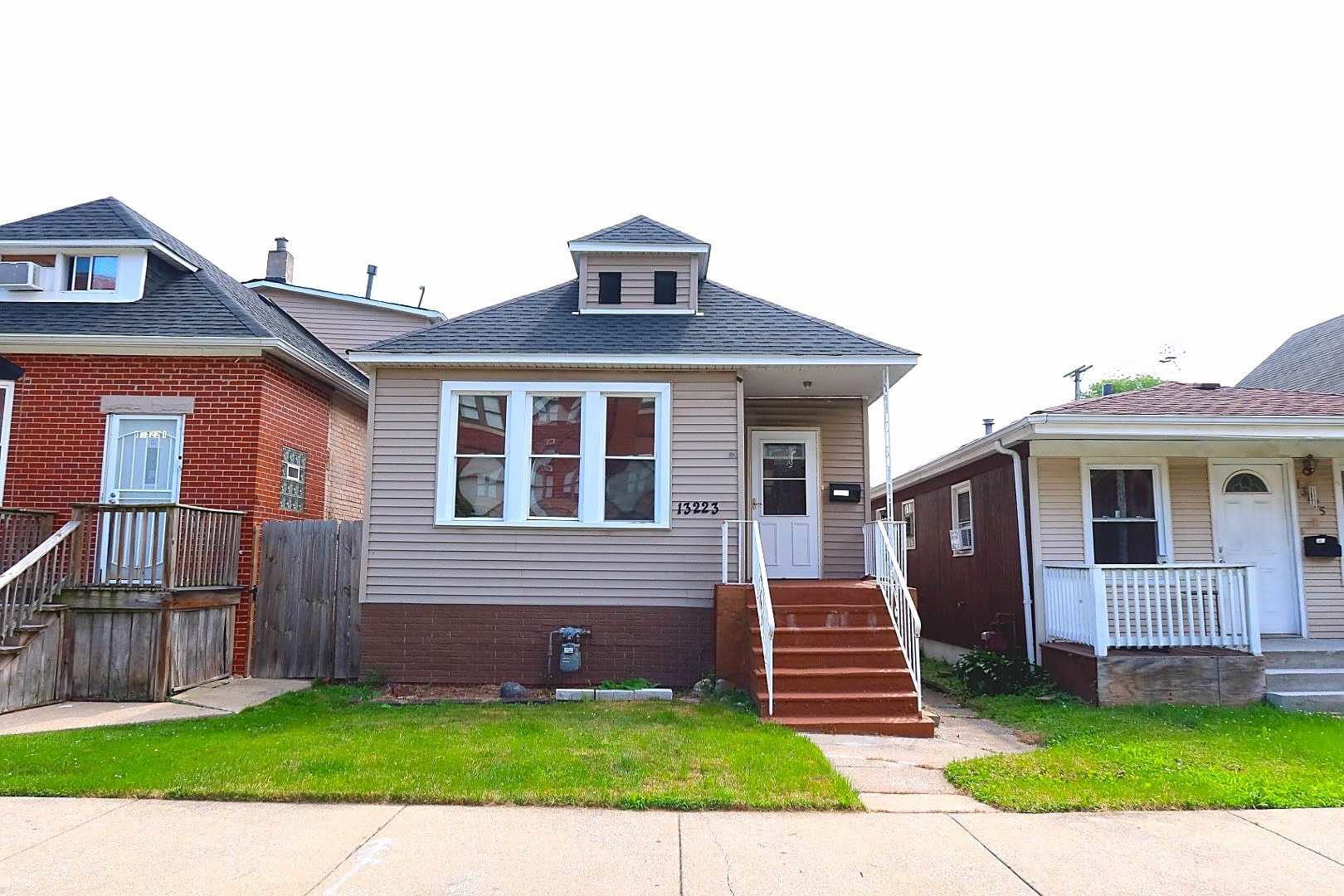 13223 S Buffalo Avenue Property Photo 1