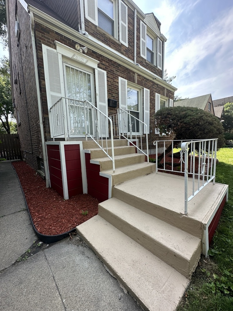 8209 S Prairie Avenue Property Photo 2