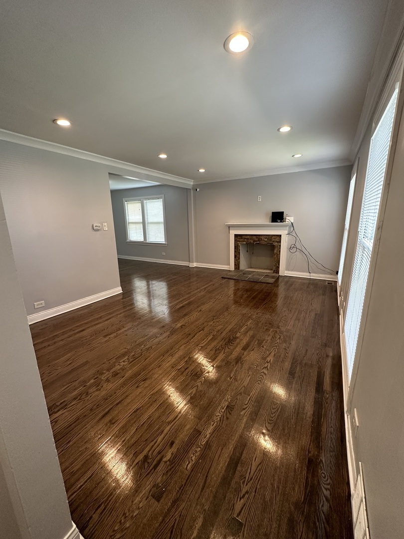 8209 S Prairie Avenue Property Photo 4