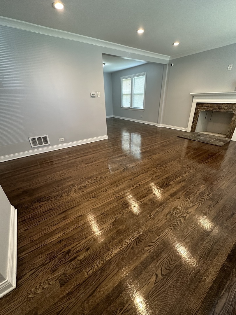 8209 S Prairie Avenue Property Photo 7